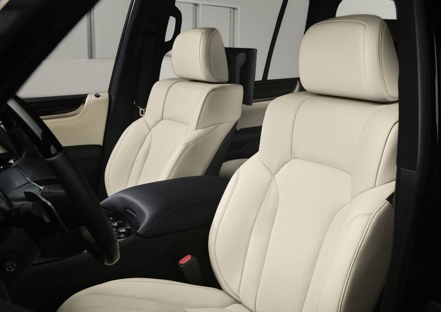 Интерьер Lexus LX570 Inspiration Series (URJ200) 2018 года  (NA) (фото 6 из 9)